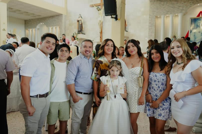 La pequeña Ana Silvia disfruto de su primera comunión acompañada de  sus padrinos  Jennifer y Saúl 
y de us padres Silvia De Luna y Alejandro  PG.